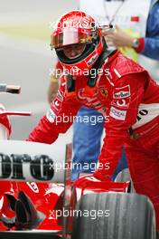 24.09.2004 Shanghai, China, F1, Friday, September, Michael Schumacher, GER, Ferrari pushes his car back down the pit lane after stopping at the end of the pit lane - Formula 1 World Championship, Practice, Rd 16, Chinese Grand Prix, CHN, China