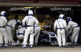 09.05.2004 Barcelona, Spain, F1, Sunday, May, Juan-Pablo Montoya, COL, BMW WilliamsF1, stopped during the PITSTOP and the mechanics pusched the car in the garage - Formula 1 World Championship, Rd 5, Marlboro Spanish Grand Prix Race, ESP