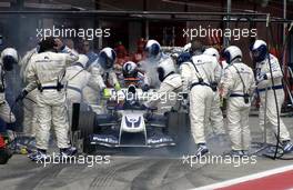 09.05.2004 Barcelona, Spain, F1, Sunday, May, Juan-Pablo Montoya, COL, BMW WilliamsF1, stopped during the PITSTOP and the mechanics pusched the car in the garage - Formula 1 World Championship, Rd 5, Marlboro Spanish Grand Prix Race, ESP