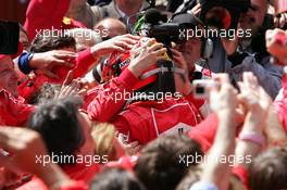 09.05.2004 Barcelona, Spain, F1, Sunday, May, Michael Schumacher, GER, Ferrari, in the Park Ferme with the mechanics - Formula 1 World Championship, Rd 5, Marlboro Spanish Grand Prix Race, ESP
