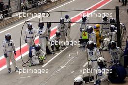 09.05.2004 Barcelona, Spain, F1, Sunday, May, PITSTOP, BMW Williams F1 Mechanics waiting on the car - Formula 1 World Championship, Rd 5, Marlboro Spanish Grand Prix Race, ESP