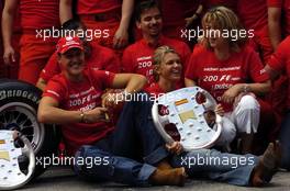 09.05.2004 Barcelona, Spain, F1, Sunday, May, Teampicture - Michael Schumacher, GER, Ferrari with his wife Corina Schumacher, GER, Corinna, wife of Michael Schumacher, after the race (with a shirt - 200 F1 races, pulse passion) - Formula 1 World Championship, Rd 5, Marlboro Spanish Grand Prix Race, ESP