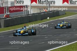 09.05.2004 Barcelona, Spain, F1, Sunday, May, Jarno Trulli, ITA, Mild Seven Renault F1 Team, R24, Action, Track  crosses the finish line - Formula 1 World Championship, Rd 5, Marlboro Spanish Grand Prix Race, ESP
