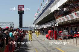 06.05.2004 Barcelona, Spain, F1, Thursday, May, fans in the pit lane - Formula 1 World Championship, Rd 5, Marlboro Spanish Grand Prix, ESP