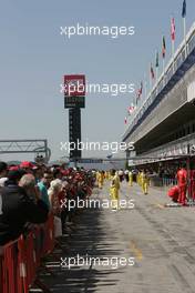 06.05.2004 Barcelona, Spain, F1, Thursday, May, fans in the pit lane - Formula 1 World Championship, Rd 5, Marlboro Spanish Grand Prix, ESP