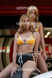 06.05.2004 Barcelona, Spain, F1, Thursday, May, BRUNOTTI Models are posing for photoraphers in front of the BAR Honda garage - Formula 1 World Championship, Rd 5, Marlboro Spanish Grand Prix, ESP