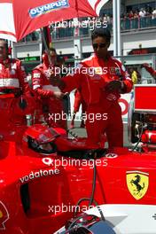 04.07.2004 Magny Cours, France, F1, Sunday, July, Michael Schumacher, GER, Ferrari, Balbir Singh (Pysio of Michael Schumacher) - Formula 1 World Championship, Grid, Rd 10, Grand Prix de France, Circuit Nevers, FRA