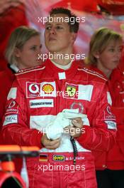 10.07.2004 Silverstone, England, F1, Saturday, July, after his "crash" in the cravel, stewards push Michael Schumacher, GER, Scuderia Ferrari Marlboro, F2004, Action, Track, back to the Pit Lane, Ferrari Garage, Box - Formula 1 World Championship, Rd 11, British Grand Prix, Practice, Silverstone, GBR