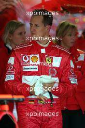 10.07.2004 Silverstone, England, F1, Saturday, July, after his "crash" in the cravel, stewards push Michael Schumacher, GER, Scuderia Ferrari Marlboro, F2004, Action, Track, back to the Pit Lane, Ferrari Garage, Box - Formula 1 World Championship, Rd 11, British Grand Prix, Practice, Silverstone, GBR