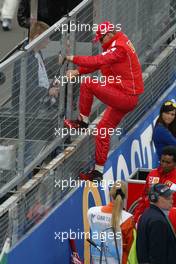 11.07.2004 Silverstone, England, F1, Sunday, July, Michael Schumacher, GER, Ferrari, jumps over the fence - Formula 1 World Championship, Rd 11, British Grand Prix, Silverstone, GBR