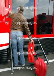 08..07.2004 Silverstone, England, F1, Thursday, July, Michael Schumacher, GER, Ferrari, arriving at the track - Formula 1 World Championship, Rd 11, British Grand Prix, Silverstone, GBR