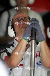 23.07.2004 Hockenheim, Germany, F1, Friday, July, a BAR mechanic in the box, garage - Formula 1 World Championship, Rd 12, Grosser Mobil 1 Preis von Deutschland, GER, Hockenheimring Baden-Württemberg