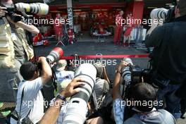 23.07.2004 Hockenheim, Germany, F1, Friday, July, photographers in front of Michael Schumacher, GER, Scuderia Ferrari Marlboro, F2004, Pitlane, Box, Garage - Formula 1 World Championship, Rd 12, Grosser Mobil 1 Preis von Deutschland, GER, Hockenheimring Baden-Württemberg