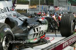 25.07.2004 Hockenheim, Germany, F1, Sunday. July, Kimi Raikkonen, FIN, Räikkönen, McLaren Mercedes, the crashed car after - Formula 1 World Championship, Rd 12, Race, Grosser Mobil 1 Preis von Deutschland, GER, Hockenheimring Baden-Württemberg