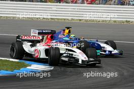 25.07.2004 Hockenheim, Germany,  F1, Sunday, Takuma Sato (JPN), Lucky Strike BAR Honda 006, overtakes Felipe Massa (BRA), Sauber Petronas C23 - Formula 1 World Championship, Rd 12, Grosser Mobil 1 Preis von Deutschland, GER, Hockenheimring Baden-Württemberg