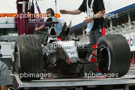 25.07.2004 Hockenheim, Germany, F1, Sunday. July, Kimi Raikkonen, FIN, Räikkönen, McLaren Mercedes, the crashed car after- Formula 1 World Championship, Rd 12, Race, Grosser Mobil 1 Preis von Deutschland, GER, Hockenheimring Baden-Württemberg