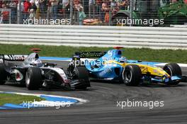 25.07.2004 Hockenheim, Germany,  F1, Sunday, David Coulthard (GBR), West McLaren Mercedes MP4-19B, overtakes Jarno Trulli (ITA), Mild Seven Renault F1 R24 - Formula 1 World Championship, Rd 12, Grosser Mobil 1 Preis von Deutschland, GER, Hockenheimring Baden-Württemberg