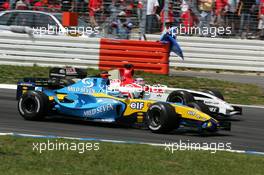 25.07.2004 Hockenheim, Germany,  F1, Sunday, Jarno Trulli (ITA), Mild Seven Renault F1 R24, overtakes Takuma Sato (JPN), Lucky Strike BAR Honda 006 - Formula 1 World Championship, Rd 12, Grosser Mobil 1 Preis von Deutschland, GER, Hockenheimring Baden-Württemberg