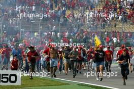 25.07.2004 Hockenheim, Germany, F1, Sunday. July, The fans run onto the track after the race - Formula 1 World Championship, Rd 12, Race, Grosser Mobil 1 Preis von Deutschland, GER, Hockenheimring Baden-Württemberg