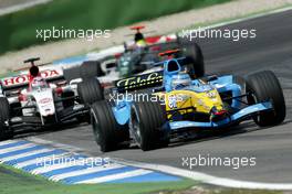 25.07.2004 Hockenheim, Germany, F1, Sunday. July, Jarno Trulli, ITA, Mild Seven Renault F1 Team, R24, Action, Track  leads Takuma Sato, JPN, Lucky Strike BAR Honda, BAR006, Action, Track - Formula 1 World Championship, Rd 12, Race, Grosser Mobil 1 Preis von Deutschland, GER, Hockenheimring Baden-Württemberg