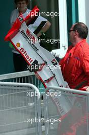 25.07.2004 Hockenheim, Germany, F1, Sunday. July, a marshall brings the front wing of Rubens Barrichello, BRA, Ferrari back , at Park Ferme - Formula 1 World Championship, Rd 12, Race, Grosser Mobil 1 Preis von Deutschland, GER, Hockenheimring Baden-Württemberg