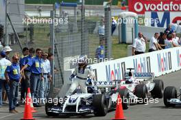 25.07.2004 Hockenheim, Germany, F1, Sunday. July, Juan-Pablo Montoya, COL, BMW WilliamsF1 , at Park Ferme - Formula 1 World Championship, Rd 12, Race, Grosser Mobil 1 Preis von Deutschland, GER, Hockenheimring Baden-Württemberg