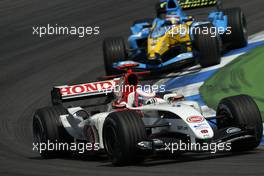 25.07.2004 Hockenheim, Germany, F1, Sunday. July, Jenson Button, GBR, BAR Honda laeds Fernando Alonso, ESP, Renault F1 Team - Formula 1 World Championship, Rd 12, Race, Grosser Mobil 1 Preis von Deutschland, GER, Hockenheimring Baden-Württemberg