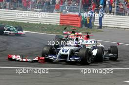 25.07.2004 Hockenheim, Germany,  F1, Sunday, Juan-Pablo Montoya (COL), BMW Williams F1 FW26, finds the wing of Rubens Barrichello (BRA), Scuderia Ferrari Marlboro F2004 on his way - Formula 1 World Championship, Rd 12, Grosser Mobil 1 Preis von Deutschland, GER, Hockenheimring Baden-Württemberg