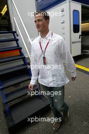 24.07.2004 Hockenheim, Germany, F1, Saturday, July, Ralf Schumacher, GER, BMW WilliamsF1 comes and visits the Williams team whilst he is injured - Formula 1 World Championship, Rd 12, Grosser Mobil 1 Preis von Deutschland, GER, Hockenheimring Baden-Württemberg