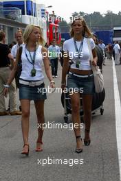 24.07.2004 Hockenheim, Germany, F1, Saturday, July, Girls in the paddock - Formula 1 World Championship, Rd 12, Grosser Mobil 1 Preis von Deutschland, GER, Hockenheimring Baden-Württemberg