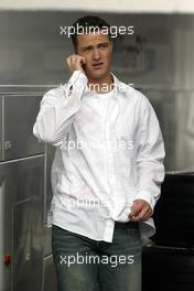 24.07.2004 Hockenheim, Germany, F1, Saturday, July, Ralf Schumacher, GER, BMW WilliamsF1 comes and visits the Williams team whilst he is injured - Formula 1 World Championship, Rd 12, Grosser Mobil 1 Preis von Deutschland, GER, Hockenheimring Baden-Württemberg