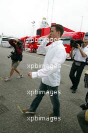 24.07.2004 Hockenheim, Germany, F1, Saturday, July, Ralf Schumacher, GER, BMW WilliamsF1 comes and visits the Williams team whilst he is injured - Formula 1 World Championship, Rd 12, Grosser Mobil 1 Preis von Deutschland, GER, Hockenheimring Baden-Württemberg