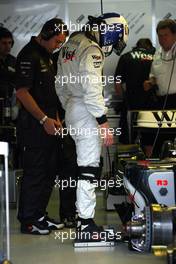 24.07.2004 Hockenheim, Germany, F1, Saturday, July, David Coulthard, GBR, West McLaren Mercedes, MP4-19B, Pitlane, Box, Garage - Formula 1 World Championship, Rd 12, Practice, Grosser Mobil 1 Preis von Deutschland, GER, Hockenheimring Baden-Württemberg