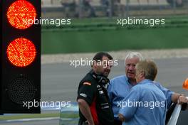 24.07.2004 Hockenheim, Germany, F1, Saturday, July, Paul Stoddart, AUS, Minardi, Teamchief, President & CEO talks with Charlie Whiting, GBR, FIA safety delegate, race director & offical starter after a Minardi lost a front wing - Formula 1 World Championship, Rd 12, Grosser Mobil 1 Preis von Deutschland, GER, Hockenheimring Baden-Württemberg