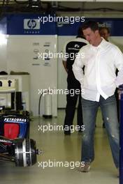 24.07.2004 Hockenheim, Germany, F1, Saturday, July, Ralf Schumacher, GER, BMW WilliamsF1 comes and visits the Williams team whilst he is injured - Formula 1 World Championship, Rd 12, Grosser Mobil 1 Preis von Deutschland, GER, Hockenheimring Baden-Württemberg