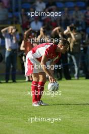 21.07.2004 Mannheim, Deutschland, "Spiel des Herzens", here: Michael Schumacher, GER, Ferrari takes a free kick - Fair Play für Kinder in Not at Carl-Benz-Stadion Mannheim, the F1 Superstars (Michael Schumacher) plays against the RTL-Superstars, Charity, RTL Stiftung "Kinder in Not", UNESCO, before the Formula 1 World Championship, Rd 12, Grosser Mobil 1 Preis von Deutschland, GER, Hockenheimring Baden-Württemberg