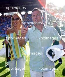 21.07.2004 Mannheim, Deutschland, "Spiel des Herzens", here: Lothar Matthäus and his girlfriend Marianna Kostic (32, Belgrad) - Fair Play für Kinder in Not at Carl-Benz-Stadion Mannheim, the F1 Superstars (Michael Schumacher) plays against the RTL-Superstars, Charity, RTL Stiftung "Kinder in Not", UNESCO, before the Formula 1 World Championship, Rd 12, Grosser Mobil 1 Preis von Deutschland, GER, Hockenheimring Baden-Württemberg