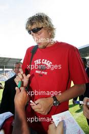 21.07.2004 Mannheim, Deutschland, "Spiel des Herzens", here: Dirk Nowitzki - Fair Play für Kinder in Not at Carl-Benz-Stadion Mannheim, the F1 Superstars (Michael Schumacher) plays against the RTL-Superstars, Charity, RTL Stiftung "Kinder in Not", UNESCO, before the Formula 1 World Championship, Rd 12, Grosser Mobil 1 Preis von Deutschland, GER, Hockenheimring Baden-Württemberg