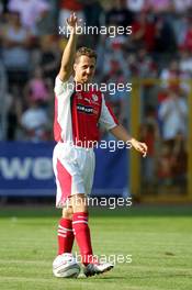 21.07.2004 Mannheim, Deutschland, "Spiel des Herzens", here: Michael Schumacher, GER, waves to the crowd - Fair Play für Kinder in Not at Carl-Benz-Stadion Mannheim, the F1 Superstars (Michael Schumacher) plays against the RTL-Superstars, Charity, RTL Stiftung "Kinder in Not", UNESCO, before the Formula 1 World Championship, Rd 12, Grosser Mobil 1 Preis von Deutschland, GER, Hockenheimring Baden-Württemberg