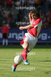 21.07.2004 Mannheim, Deutschland, "Spiel des Herzens", here: Fernando Alonso, ESP, Renault F1 Team - Fair Play für Kinder in Not at Carl-Benz-Stadion Mannheim, the F1 Superstars (Michael Schumacher) plays against the RTL-Superstars, Charity, RTL Stiftung "Kinder in Not", UNESCO, before the Formula 1 World Championship, Rd 12, Grosser Mobil 1 Preis von Deutschland, GER, Hockenheimring Baden-Württemberg