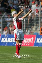 21.07.2004 Mannheim, Deutschland, "Spiel des Herzens", here: Michael Schumacher, GER, Ferrari heads the ball - Fair Play für Kinder in Not at Carl-Benz-Stadion Mannheim, the F1 Superstars (Michael Schumacher) plays against the RTL-Superstars, Charity, RTL Stiftung "Kinder in Not", UNESCO, before the Formula 1 World Championship, Rd 12, Grosser Mobil 1 Preis von Deutschland, GER, Hockenheimring Baden-Württemberg