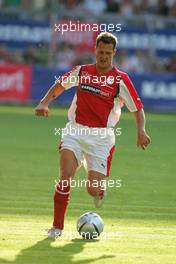 21.07.2004 Mannheim, Deutschland, "Spiel des Herzens", here: Michael Schumacher, GER, Ferrari with a new tattoo on his arm - Fair Play für Kinder in Not at Carl-Benz-Stadion Mannheim, the F1 Superstars (Michael Schumacher) plays against the RTL-Superstars, Charity, RTL Stiftung "Kinder in Not", UNESCO, before the Formula 1 World Championship, Rd 12, Grosser Mobil 1 Preis von Deutschland, GER, Hockenheimring Baden-Württemberg