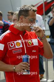 25.07.2004 Hockenheim, Germany, F1, Sunday. July, Michael Schumacher, GER, Ferrari eating a fruit bar - Formula 1 World Championship, Rd 12, Grosser Mobil 1 Preis von Deutschland, GER, Hockenheimring Baden-Württemberg