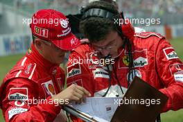 25.07.2004 Hockenheim, Germany, F1, Sunday. July, Michael Schumacher, GER, Ferrari and Chris Dyer, GBR, Ferrari Race Engineer - Formula 1 World Championship, Rd 12, Grosser Mobil 1 Preis von Deutschland, GER, Hockenheimring Baden-Württemberg