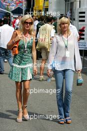 25.07.2004 Hockenheim, Germany,  F1, Sunday, Girls in the paddock - Formula 1 World Championship, Rd 12, Grosser Mobil 1 Preis von Deutschland, GER, Hockenheimring Baden-Württemberg