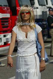 25.07.2004 Hockenheim, Germany, F1, Sunday. July, a girl in the paddock - Formula 1 World Championship, Rd 12, Grosser Mobil 1 Preis von Deutschland, GER, Hockenheimring Baden-Württemberg