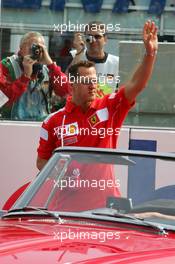 25.07.2004 Hockenheim, Germany,  F1, Sunday, Driver parade, Michael Schumacher (GER), Scuderia Ferrari Marlboro, Portrait, waving to the fans - Formula 1 World Championship, Rd 12, Grosser Mobil 1 Preis von Deutschland, GER, Hockenheimring Baden-Württemberg