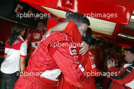 15.08.2004 Budapest, Hungary, F1, Sunday, August, Ross Brawn, GBR, Ferrari, Technical Director celebrates with the team - Formula 1 World Championship, Podium, Rd 13, Hungarian Grand Prix, HUN, Hungaroring