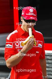 12.08.2004 Budapest, Hungary, F1, Thursday, August, Michael Schumacher, GER, Ferrari eats a banana - Formula 1 World Championship, Rd 13, Hungarian Grand Prix, HUN, Hungaroring