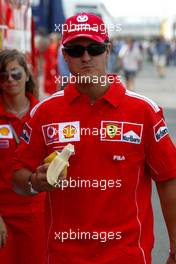 12.08.2004 Budapest, Hungary, F1, Thursday, August, Michael Schumacher, GER, Ferrari eats a banana - Formula 1 World Championship, Rd 13, Hungarian Grand Prix, HUN, Hungaroring